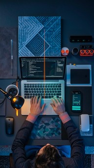 Criação de site profissional exibido em um laptop